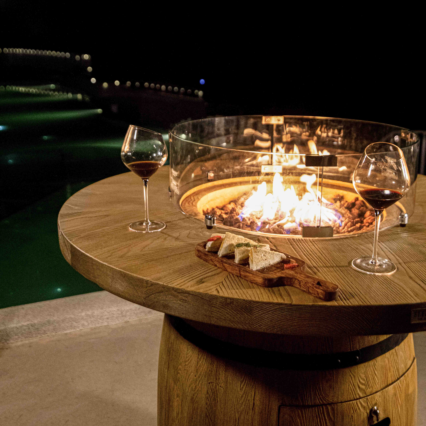 Elementi Lafite ronde gas vuurtafel statafel op terras gezellig avond buiten sfeer