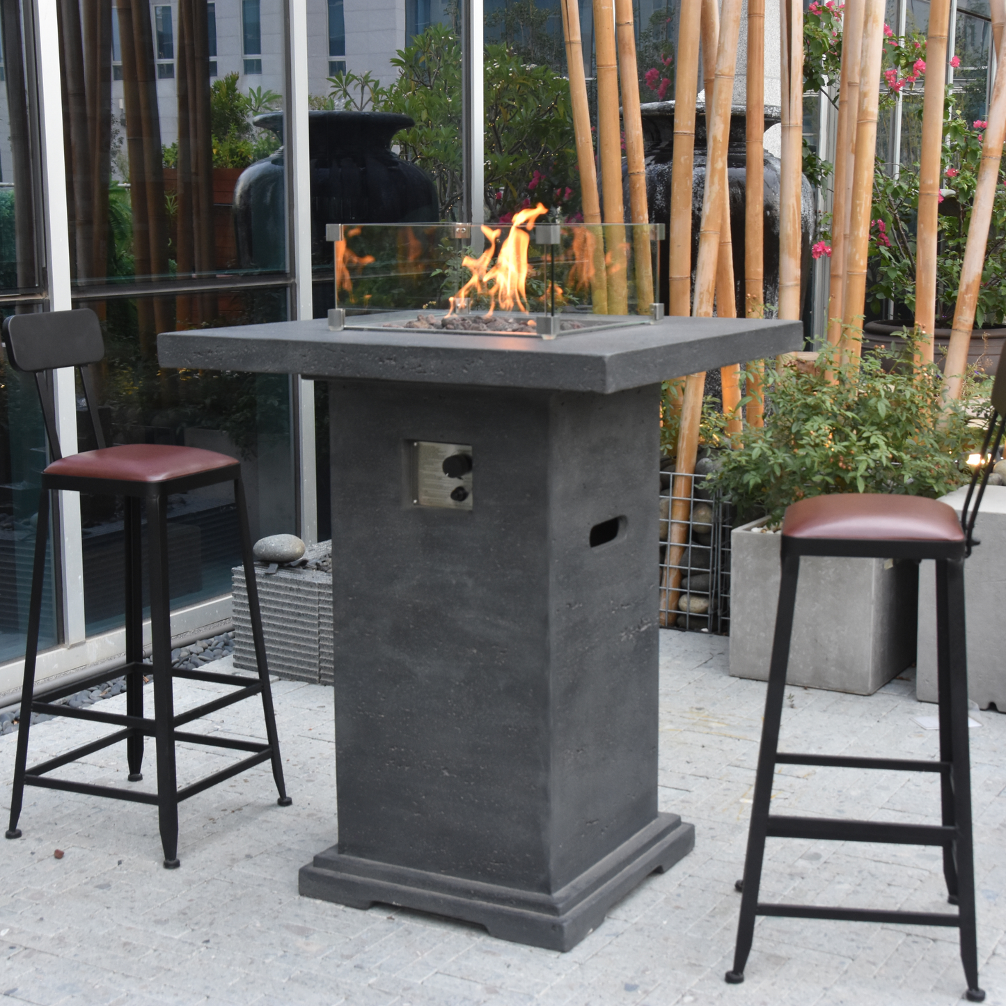 Elementi Montreal gas vuurtafel brandend op een modern loungeterras